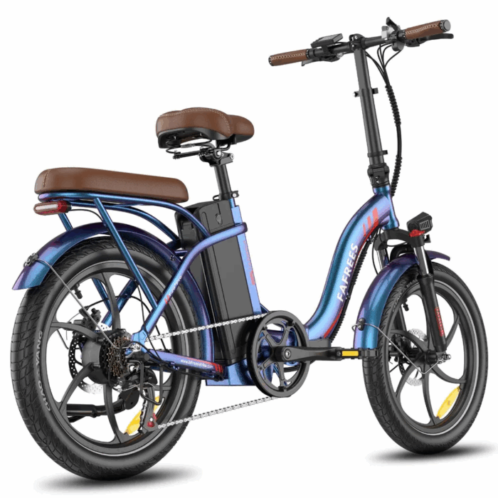 Wichtigste Infos auf einen Blick 🚀 Dein F20+ Pro ist ein echtes Platzwunder! Dank des **schnell faltbaren Rahmens** kannst du es super einfach verstauen und transportieren – ideal für Pendler und kleine Wohnungen. 🔋💨 Erlebe müheloses Fahren mit dem **kraftvollen 250W Motor** und genieße eine beeindruckende Reichweite von **bis zu 200 km** pro Ladung dank der verbesserten **22,5Ah Batterie**! 🏞️🚴‍♀️ Egal ob Stadt, Waldwege oder Strand – die **pannensicheren 20 Zoll Fat Tyres** und die **stoßdämpfende Federgabel** machen dein E-Bike zum vielseitigen Allrounder für komfortable Fahrten auf jedem Untergrund. 🚦🛑 Fahre immer sicher und entspannt, denn dein F20+ Pro ist **voll straßenverkehrstauglich** mit LED-Lichtern und Reflektoren und bietet dir dank der **präzisen Scheibenbremsen** maximale Sicherheit. ✨🎨 Hebe dich ab mit dem einzigartigen Look! Die **innovative Farbwechsel-Lackierung** lässt dein E-Bike je nach Winkel und Licht zwischen Grün, Lila und Blau changieren – ein echter Hingucker! – Bild 2
